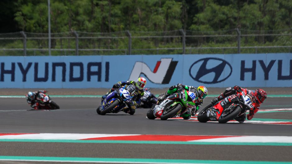 SIAP BERJIBAKU: Sejumlah pembalap motorsport adu kecepatan di lintasan Sirkuit Internasional Mandalika, belum lama ini.