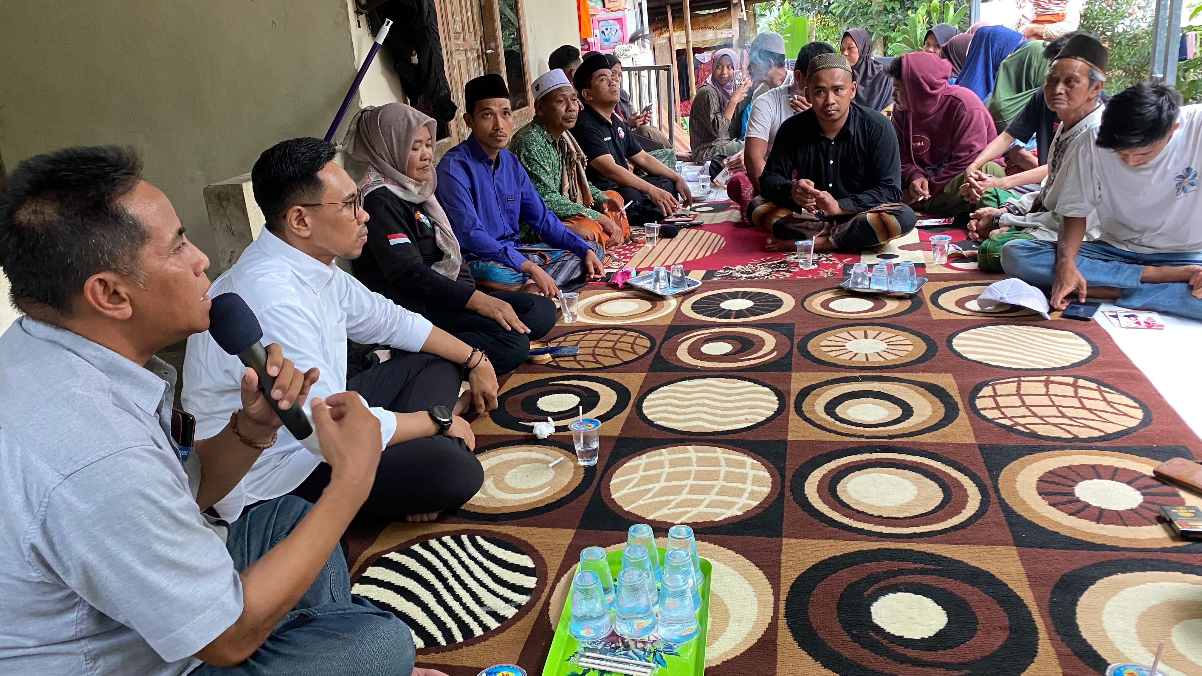 MAKSIMALKAN SILATURAHMI: Koordinator Tim Pemenangan Farin-Khairatun (Rintun), H Muhazzam Fadly (paling kanan) bersama Cabup Lobar Nauvar Furqony Farinduan saat bersilaturahmi dengan masyarakat.