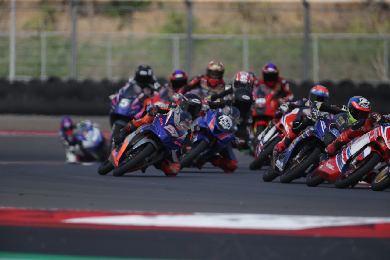 PERSAINGAN KETAT: Belasan pembalap menjajal lintasan pada race pertama Kejurnas Balap Motor Sportbike Mandalika Racing Series 2024, di Sirkuit Internasional Mandalika, Loteng, Sabtu (19/10).