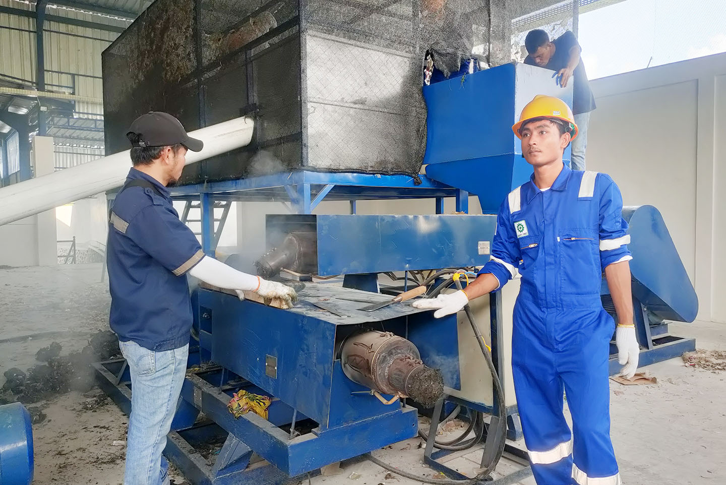 Para pekerja di TPST Sandubaya mencetak batako dari hasil pengolahan sampah, beberapa waktu lalu.