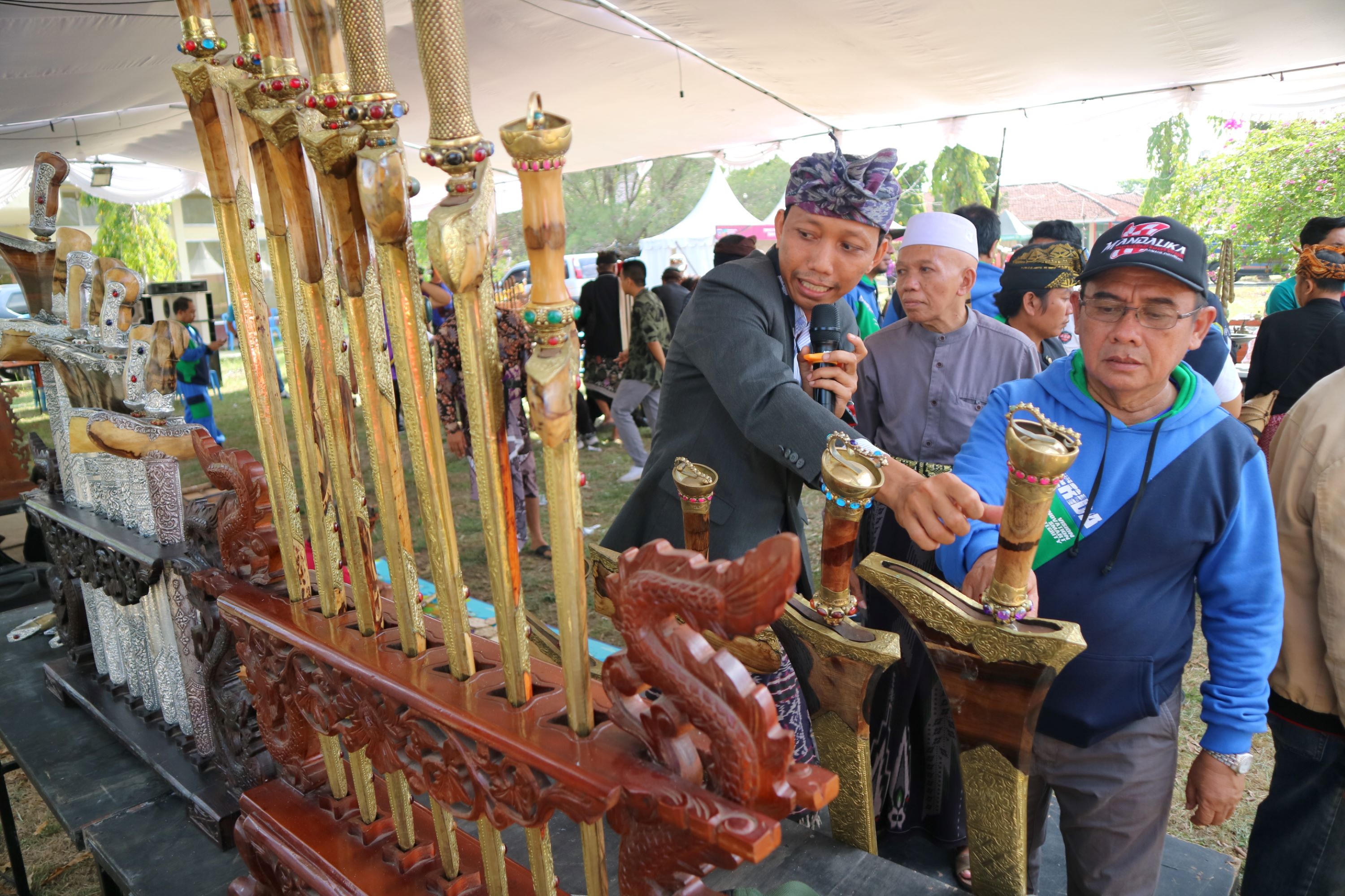 Pjs Bupati Loteng Abdul Aziz meninjau pameran keris yang hadir dalam Mandalika Kuliner Expo 2024 di halaman eks kantor bupati, Praya, Jumat (18/10).