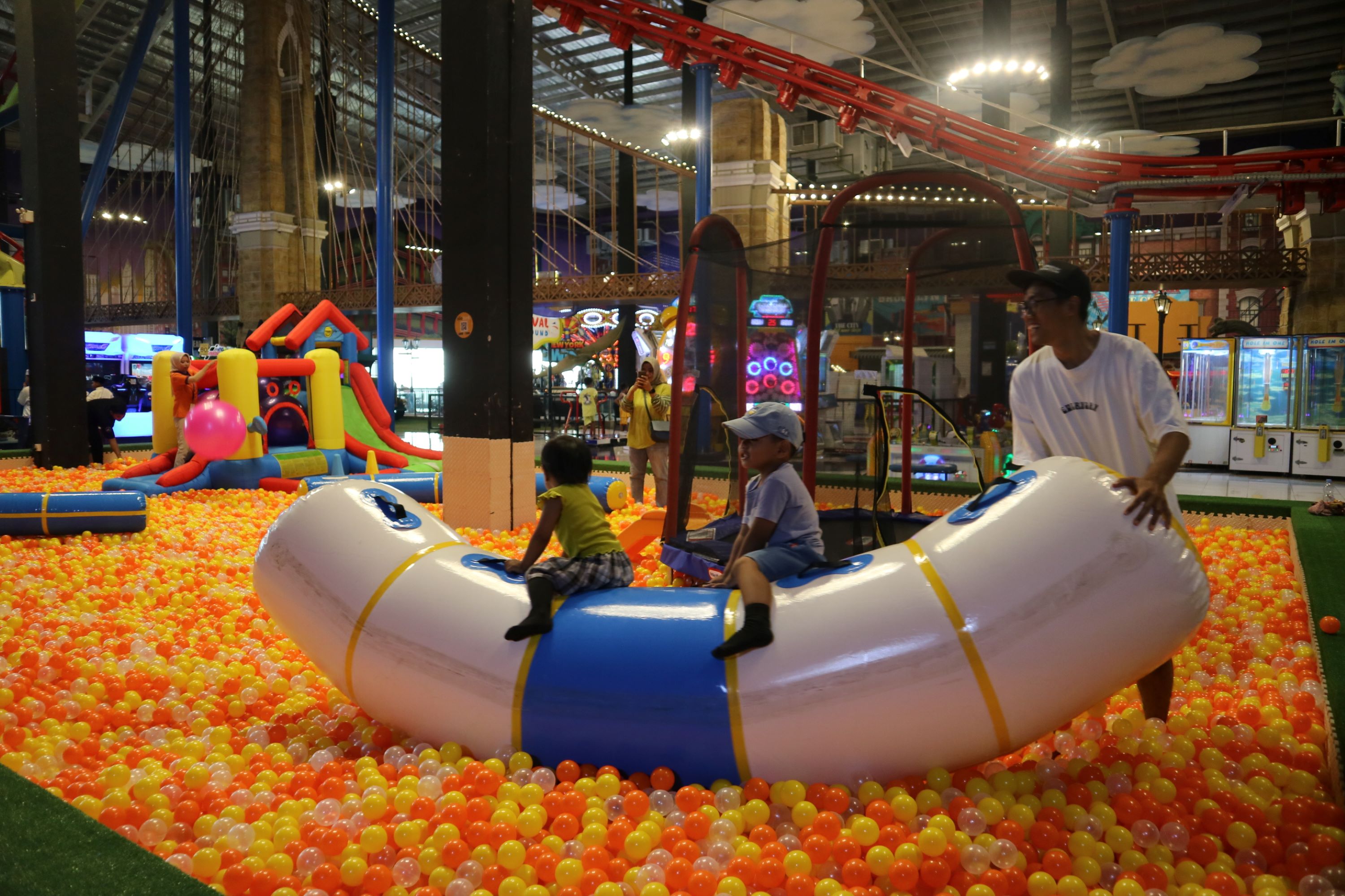 WAHANA BARU: Tampak anak-anak menikmati wahan baru Playground yang hadir di Trans Studio Mataram, Kota Matarm, Sabtu (19/10).