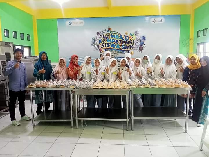 PRODUK UNGGULAN: Siswa dan guru foto didepan produk roti AisLah SMKN 1 Sakra, belum lama ini.