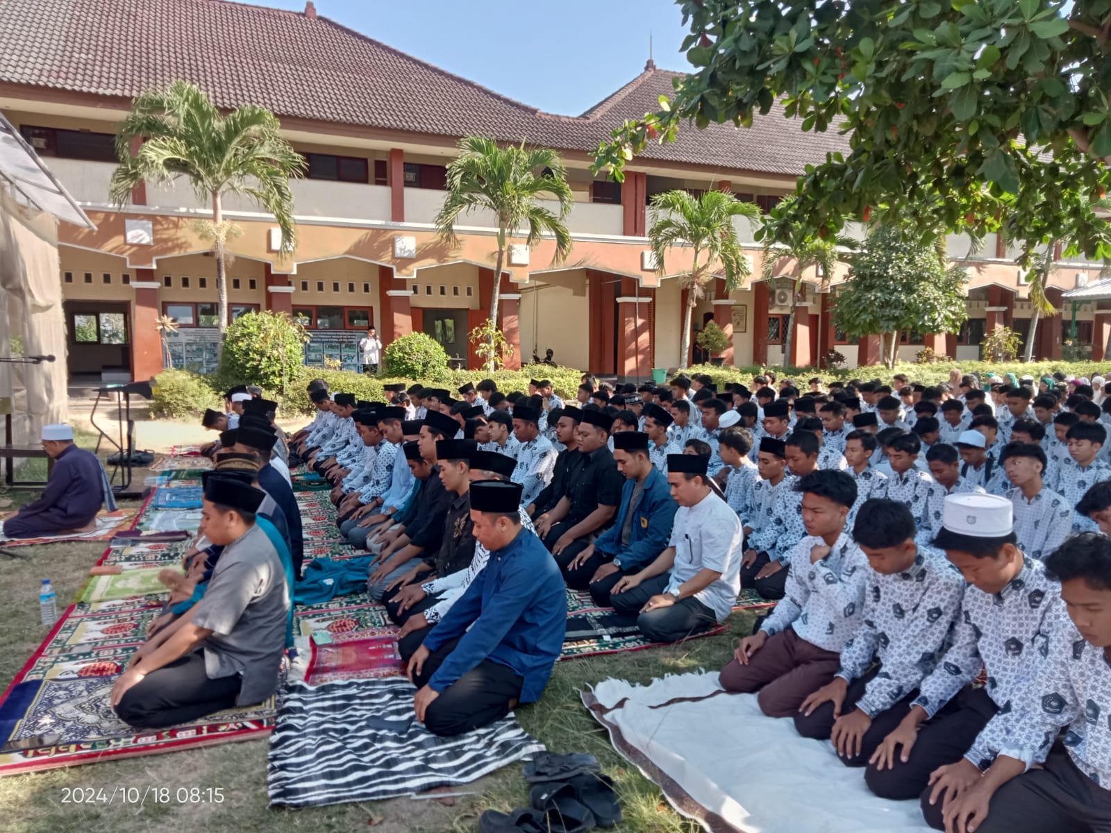 KHUSYUK: Keluarga besar MAN Lobar melaksanakan salat istisqa di halaman madrasah setempat, Jumat (18/10).