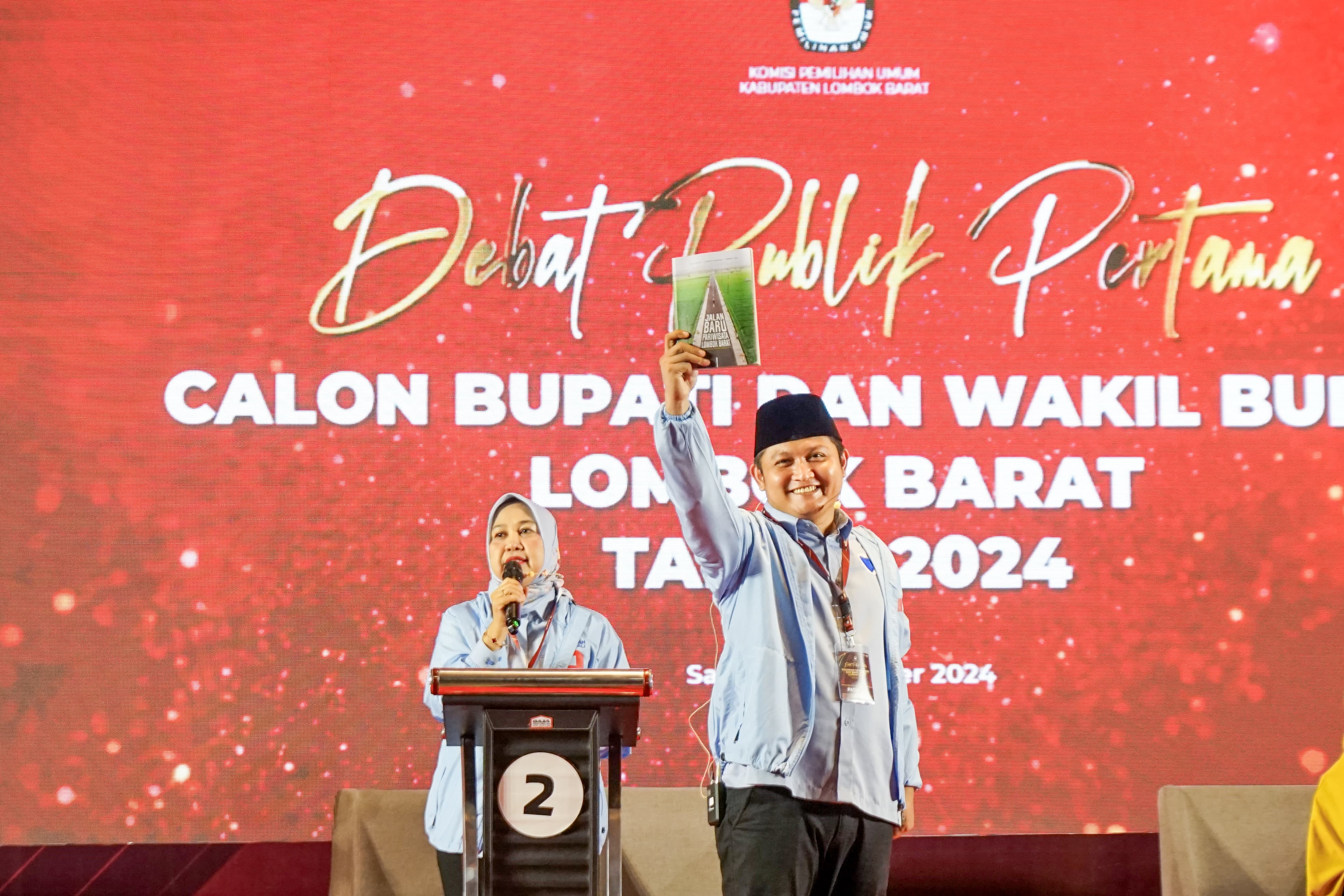 ADU ARGUMEN : Paslon Nurhidayah-Imam Kafali saat debat dan menunjukkan buku pariwisata tulisannya, kemarin (19/10) Senggigi.
