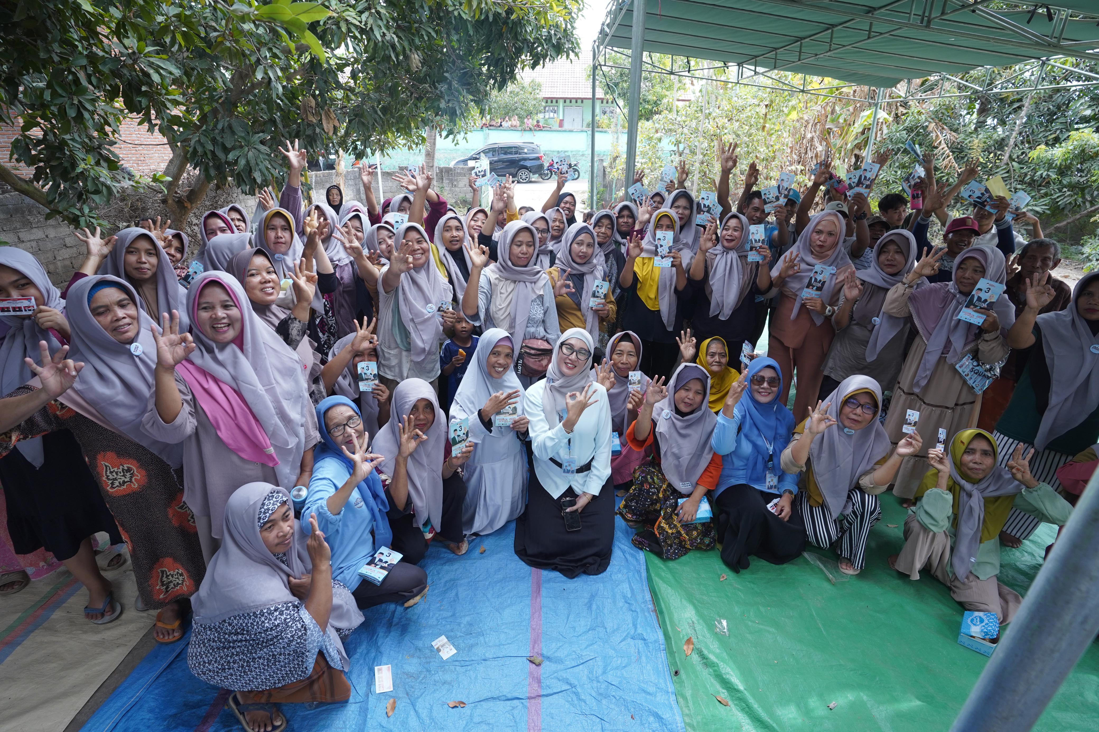 Sinta Agathia, istri dari Lalu Muhamad Iqbal bertemu dengan para guru di Lombok Timur, Sabtu (20/10). (Istimewa/Lombok Post)
