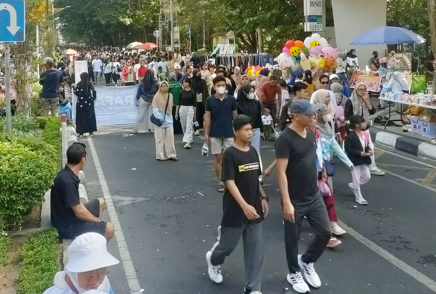 Sejumlah masyarakat menikmati car free day di Jalan Udayana Kota Mataram, Minggu (20/10).