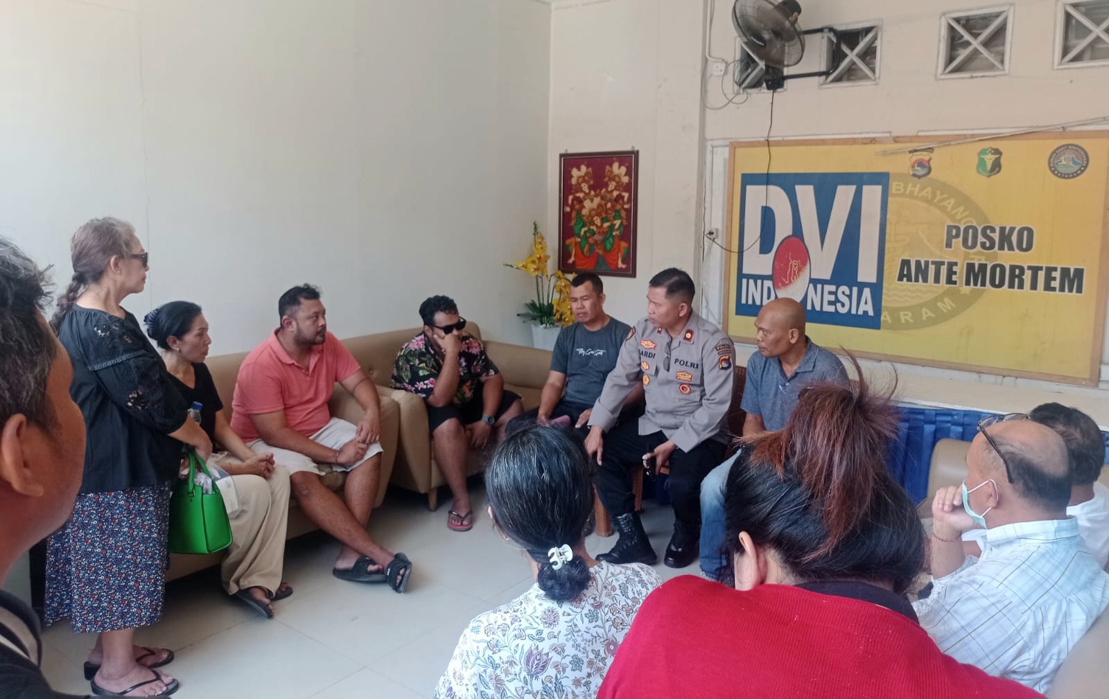 Kapolsek Batulayar Kompol I Putu Kardhianto berdialog dengan keluarga ADSV yang ditemukan tewas di salah satu hotel di Senggigi, Jumat (18/10).