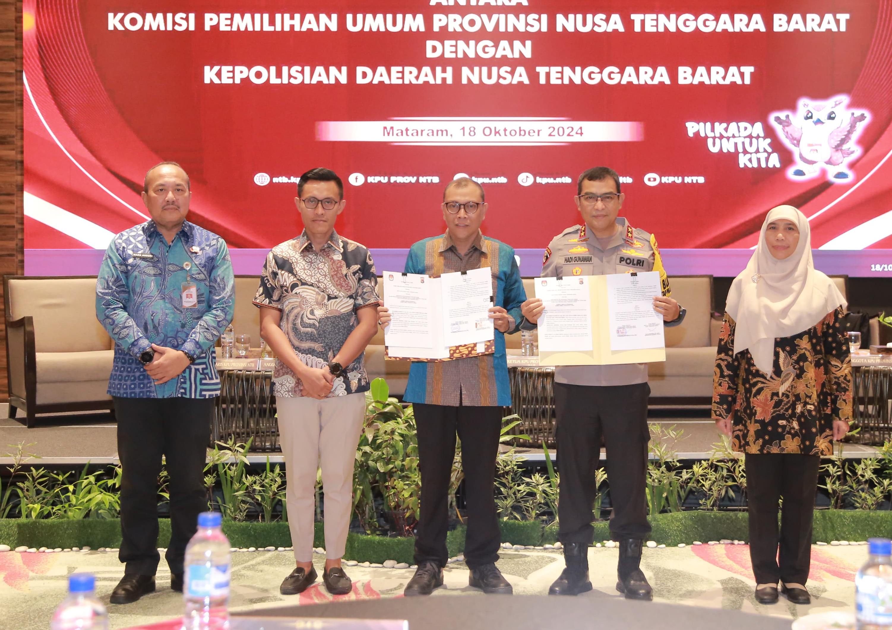 Ketua KPU NTB M Khuawailid bersama bersama Kapolda NTB Irjen Pol Hadi Gunawan pada acara penandatangan kerjasama di Mataram, kemarin (18/10/24).