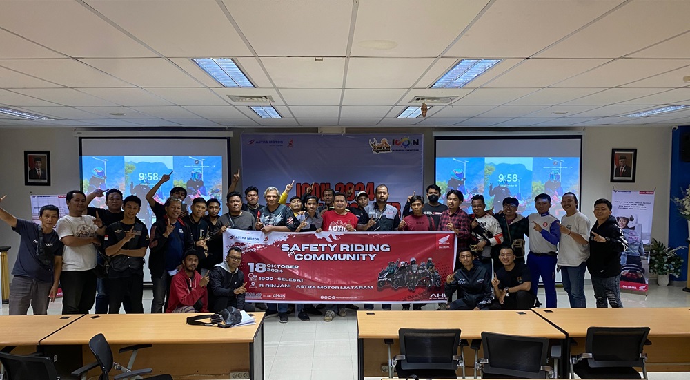 foto bersama: manajemen Astra Motor NTB bersama HALO. (Honda for Lombok Post)