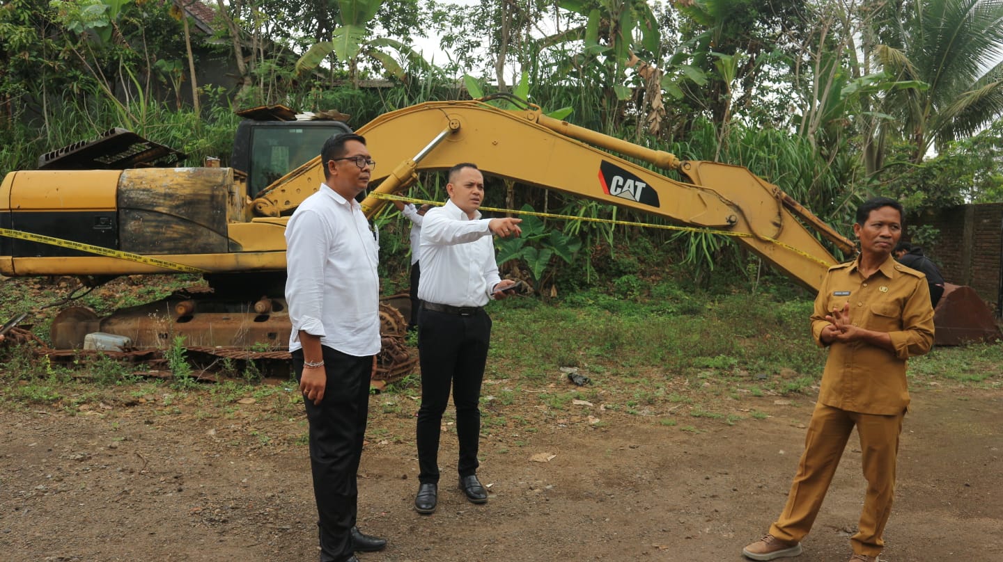 Kasatreskrim Polresta Mataram Kompol I Made Yogi Purusa Utama (tengah) turun mengamankan alat berat milik Dinas PUPR NTB di Desa Pengadangan, Lotim, Senin (21/10). (Toni/Lombok Post)