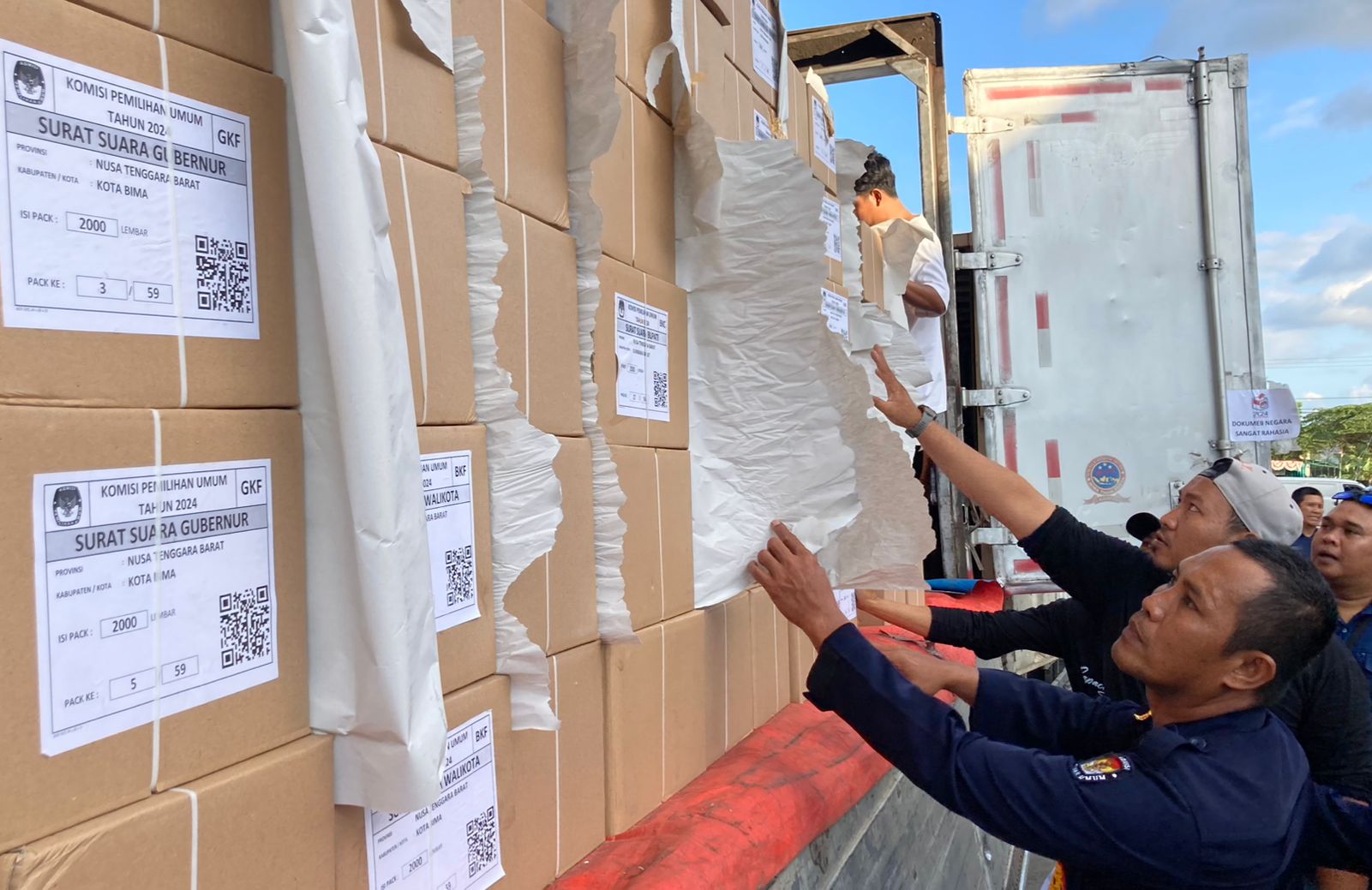 Surat suara Pilkada Serentak NTB 2024 diturunkan di Gudang Logistik KPU Lombok Barat, di Gelogor, Lombok Barat, kemarin (20/10).