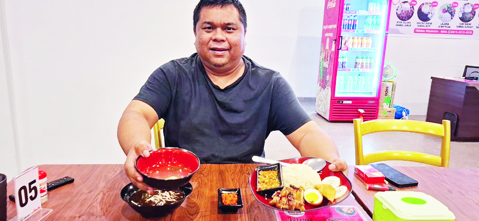 MASTER CHEF: Muhammad Rukhi menunjukkan menu nasi ayam Hainan hasil racikannya di restoran miliknya di Resto Seleraku Asam Pedas, Jalan Panji Tilar, Sekarbela (22/10/24).
