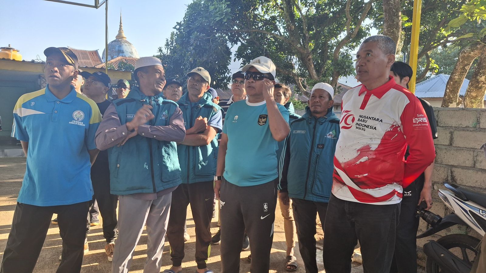 Pj Gubernur NTB Hassanudin didampingi Kepala Distanbun NTB H Muhammad Taufiek (kanan) saat meninjau langsung, kelompok usaha tani di Sembalun, yang mendapatkan bantuan program pemerintah.