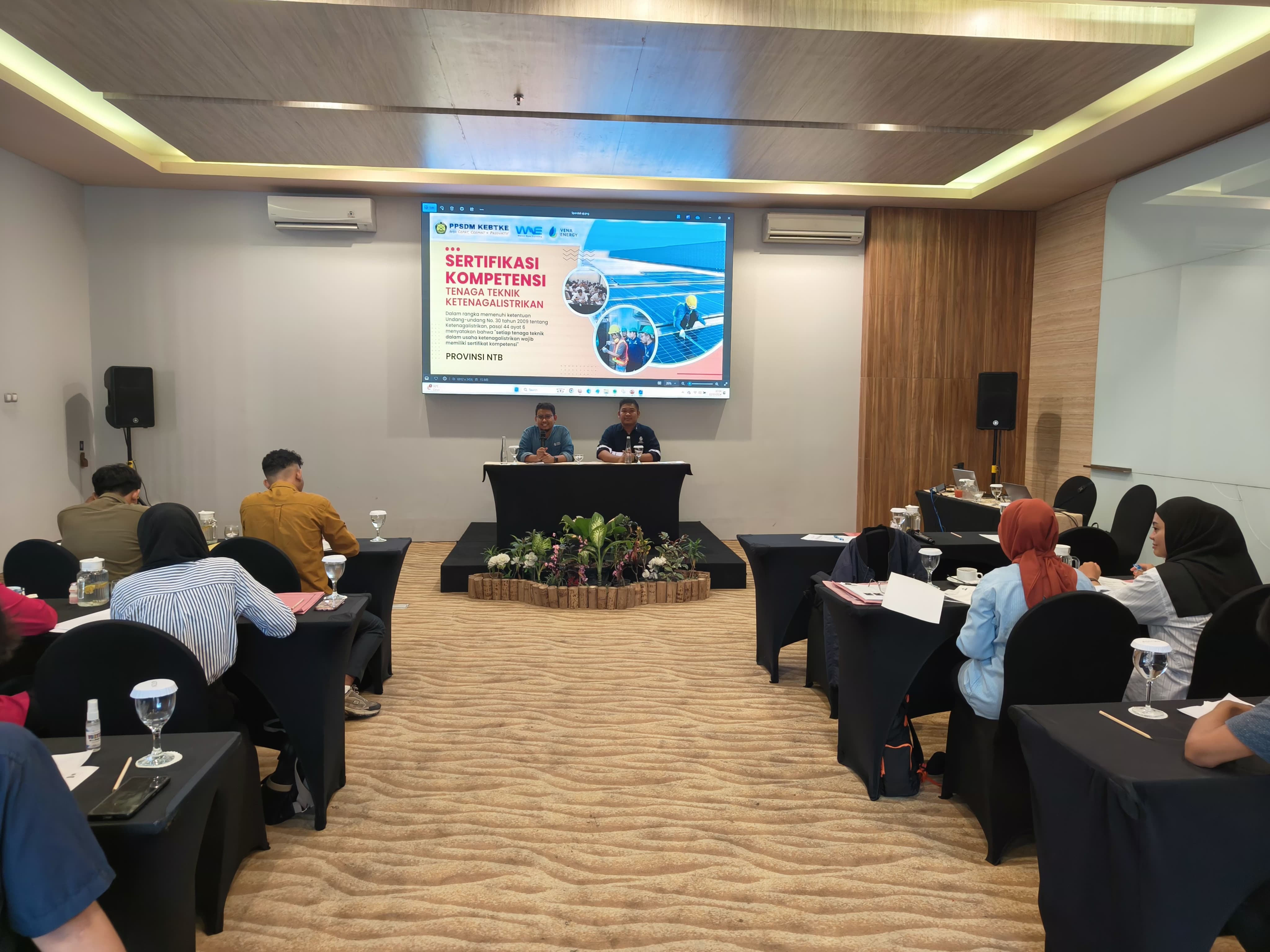 Suasana kegiatan training dan sertifikasi khusus PLTS yang digelar Vena Energy bersama PPSDM DJK , bagi mahasiswa Unram, di Mataram, Selasa (22/10).