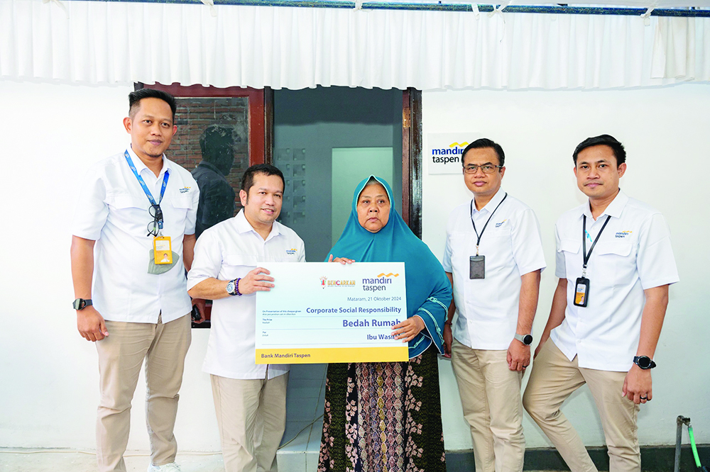 SERAH TERIMA: Kepala Divisi Corsec & Legal Bank Mandiri Taspen Errinto Pardede (dua kiri) melakukan serah terima CSR/Tanggung Jawab Sosial Lingkungan Bedah Rumah kepada Wasilah di Monjok, Mataram