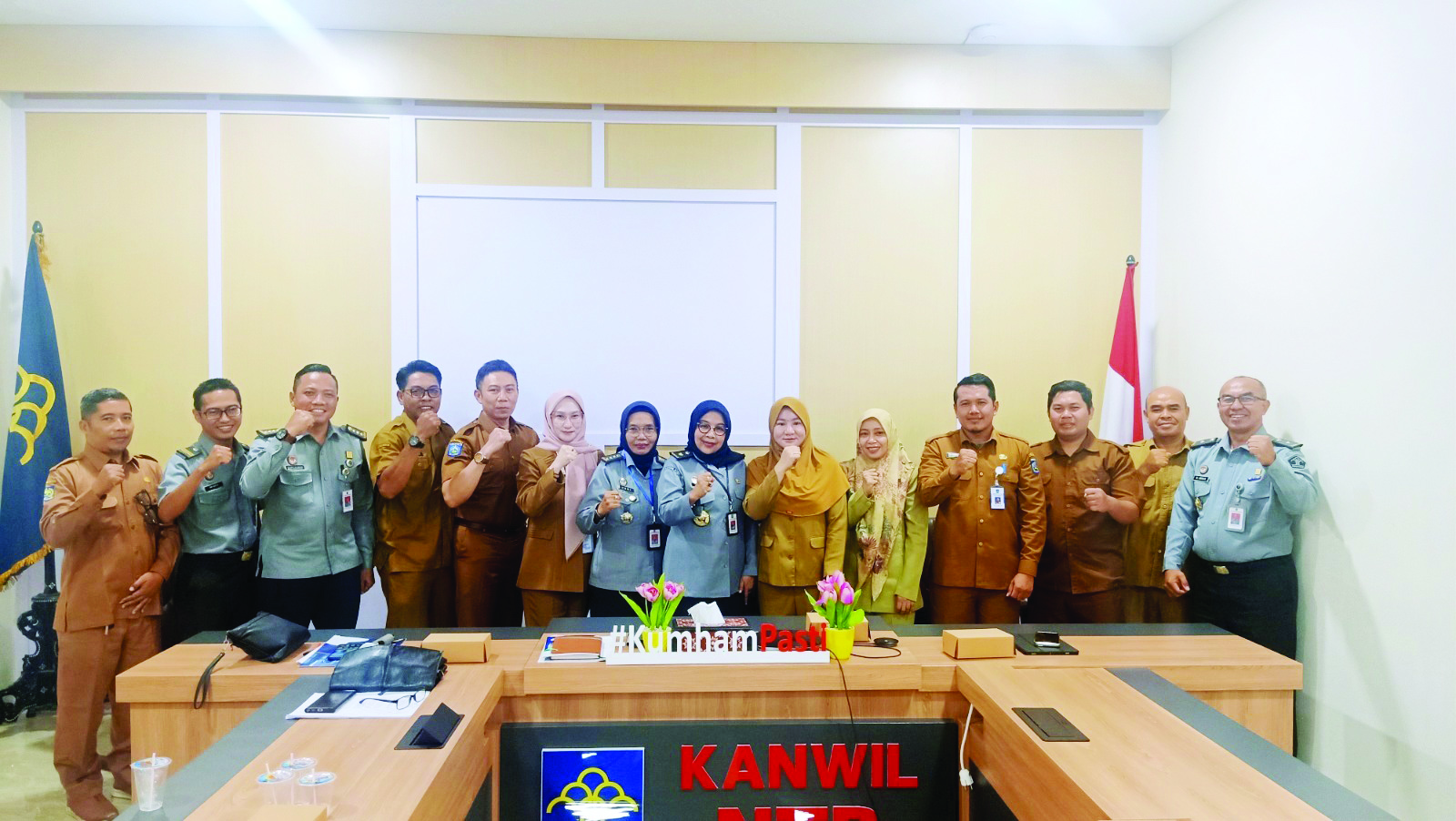 Sekdis ESDM NTB Niken Arumdati (enam dari kanan) saat kegiatan harmonisasi Rapergub di Ruang Rapat Legal Drafter Kanwil Hukum dan HAM NTB, Selasa (22/10).