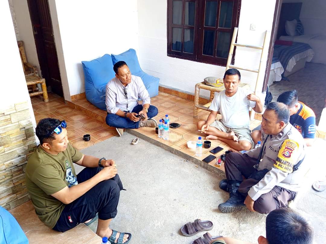 SASAR TIGA GILI: Tim Satpol PP dan gempur rokok ilegal saat turun ke tiga gili Tramena, beberapa hari lalu.