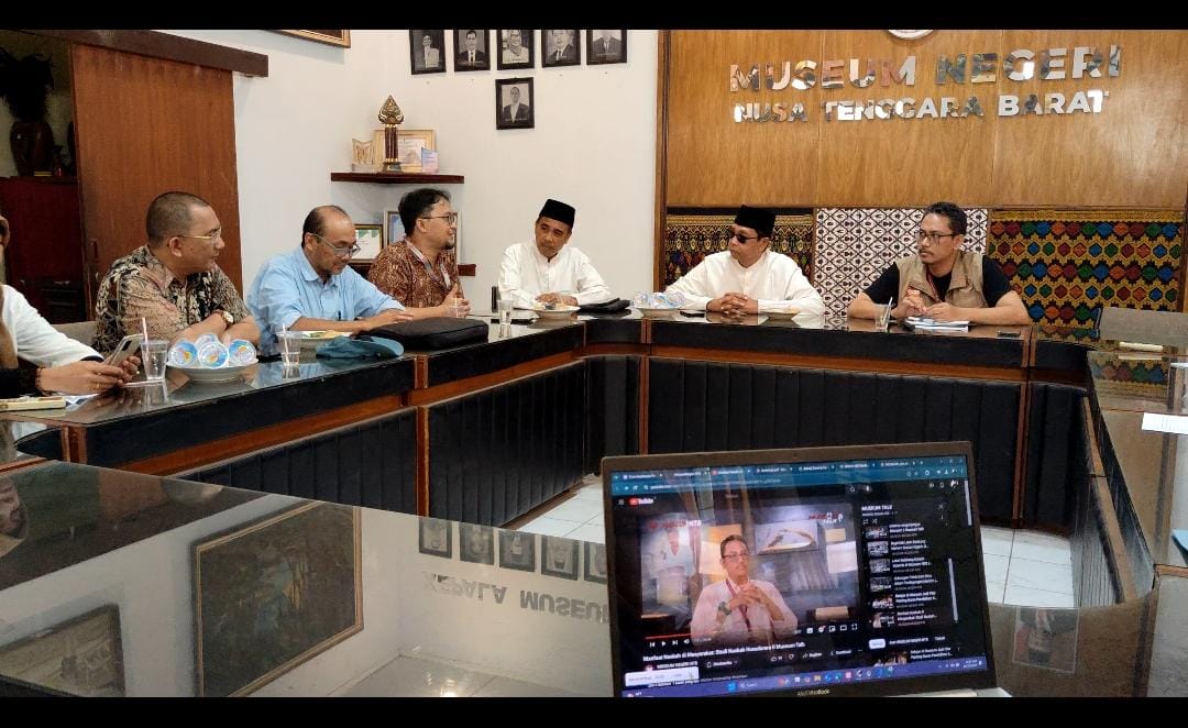 Kepala Museum Negeri NTB Ahmad Nuralam (kanan) saat berdiskusi dengan peniliti dari BRIN, dalam melakukan kajian manuskrip kuno NTB, di aula Tambora Museum Negeri NTB, Selasa (22/10).