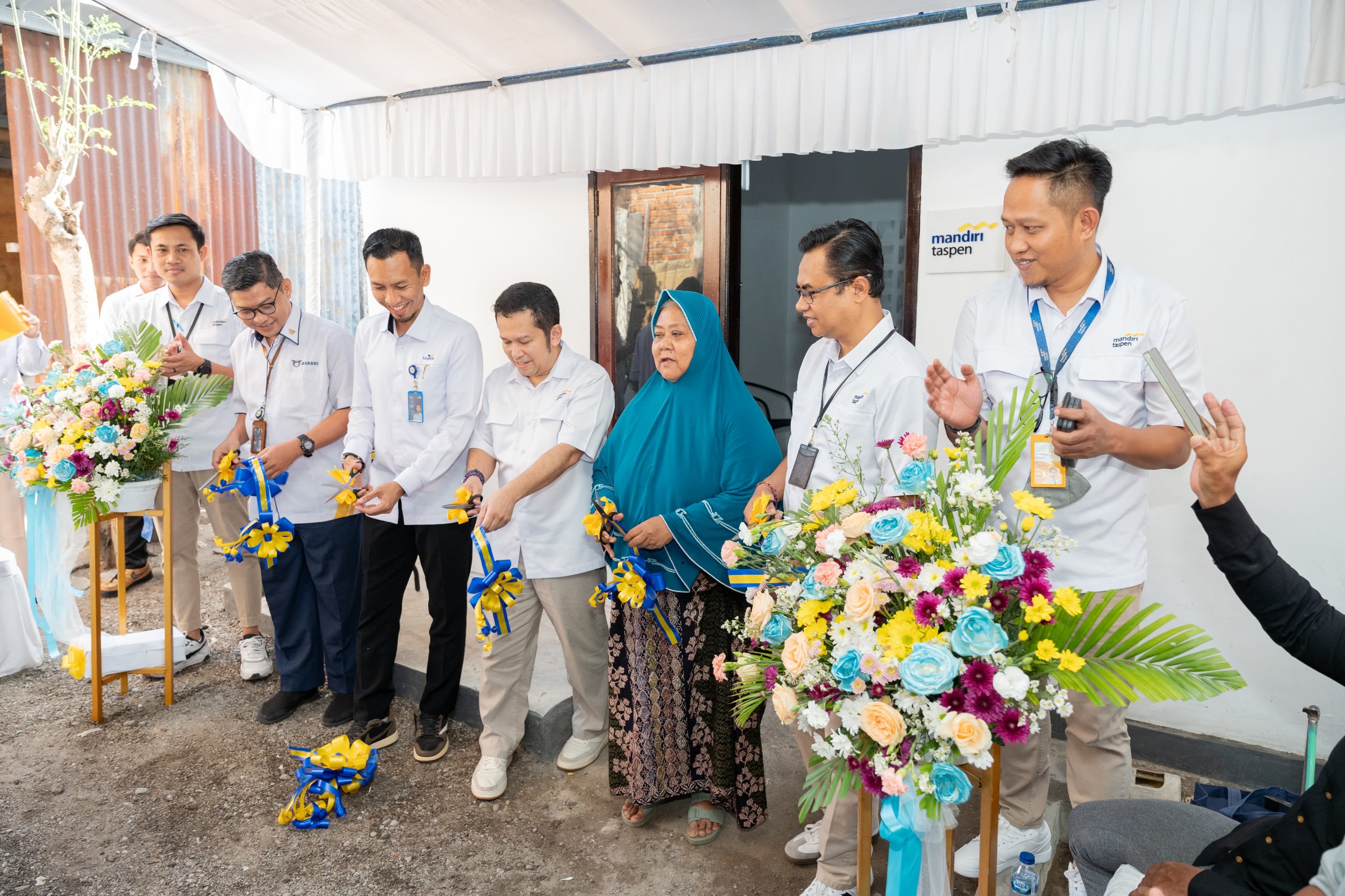 Pemotongan pita yang dilakukan oleh (kiri ke kanan) Branch Manager PT Asabri (Persero)  Cabang Mataram, Nugrah Wahyu Wicaksono, Branch Manager PT Taspen (Persero) Cabang Mataram, Firson Arya Iskandar.