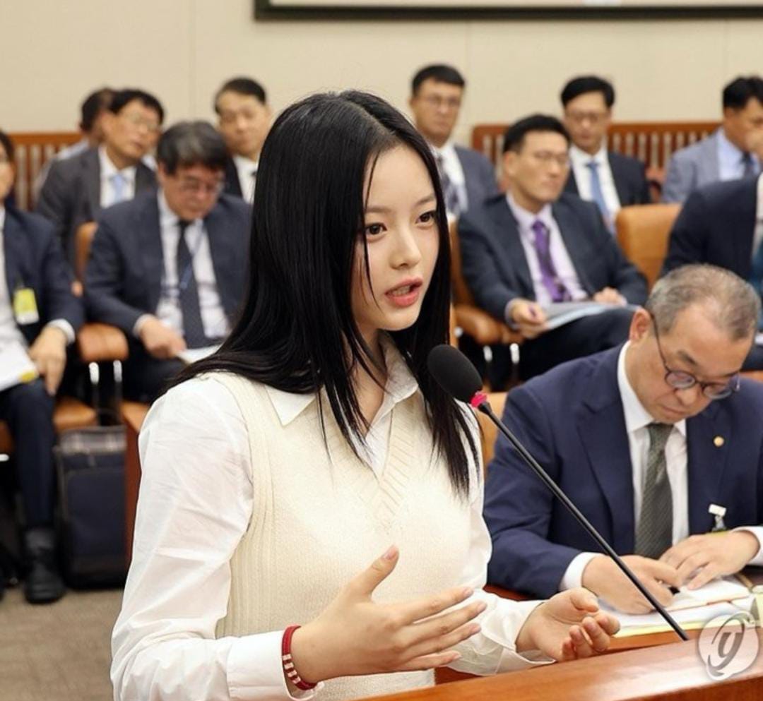 Penampilan Hanni NEWJEANS dalam sidang Majelis Nasional Korea Selatan, awal bulan ini.