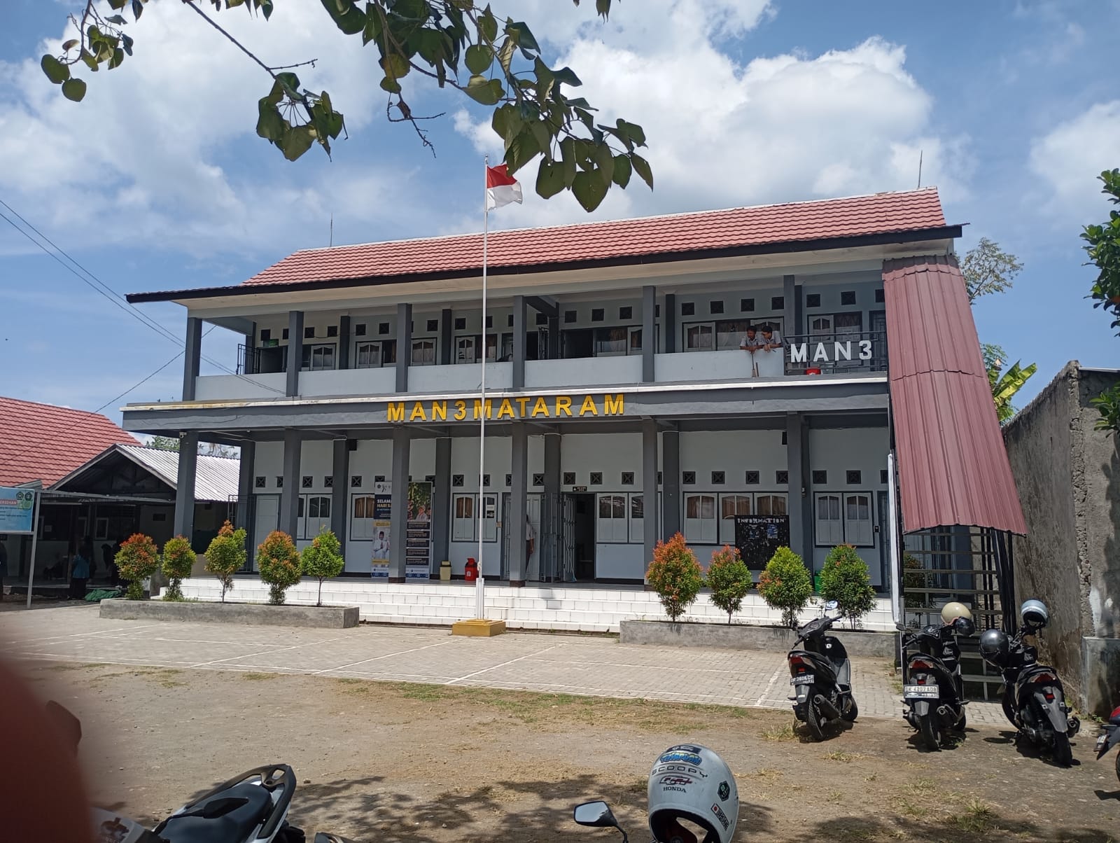 KEKURANGAN RUANG KELAS: Sejumlah sepeda motor parkir di halaman MAN 3 Mataram, Rabu (23/10).