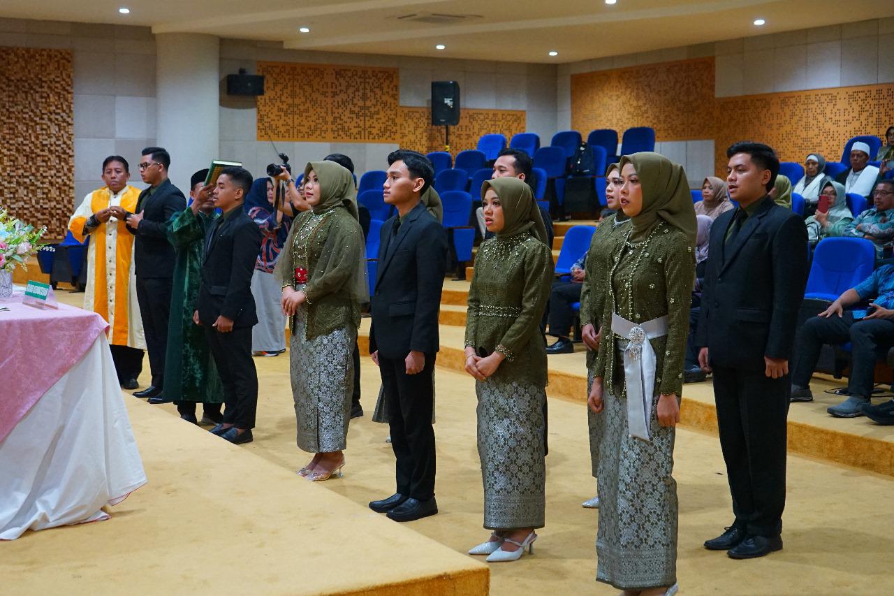 DOKTER BARU: Belasan dokter baru FKIK Unram dilantik dan diambil sumpahnya di Auditorium Yunita Sabrina, Rabu (23/10).