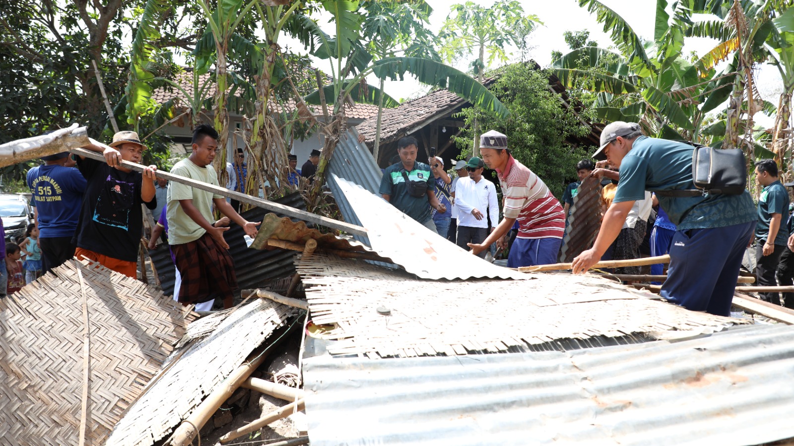 SEMOGA BERMANFAAT: Memperingati Hari Jadi ke-53, KORPRI bedah rumah warga tidak mampu di Dusun Dayen Jero, Desa Puyung, Kecamatan Jonggat, Loteng, Jumat (25/10).