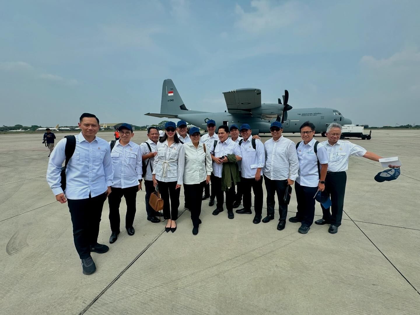 Sejumlah menteri Kabinet Merah Putih berfoto di depan pesawat Super Hercules C-130J di Bandara Halim Perdanakusuma, Kamis (24/10).
