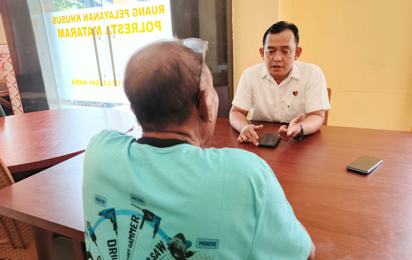 Papuq Baok, warga Sandubaya, Kota Mataram menjalani pemeriksaan di ruang Satreskrim Polresta Mataram.