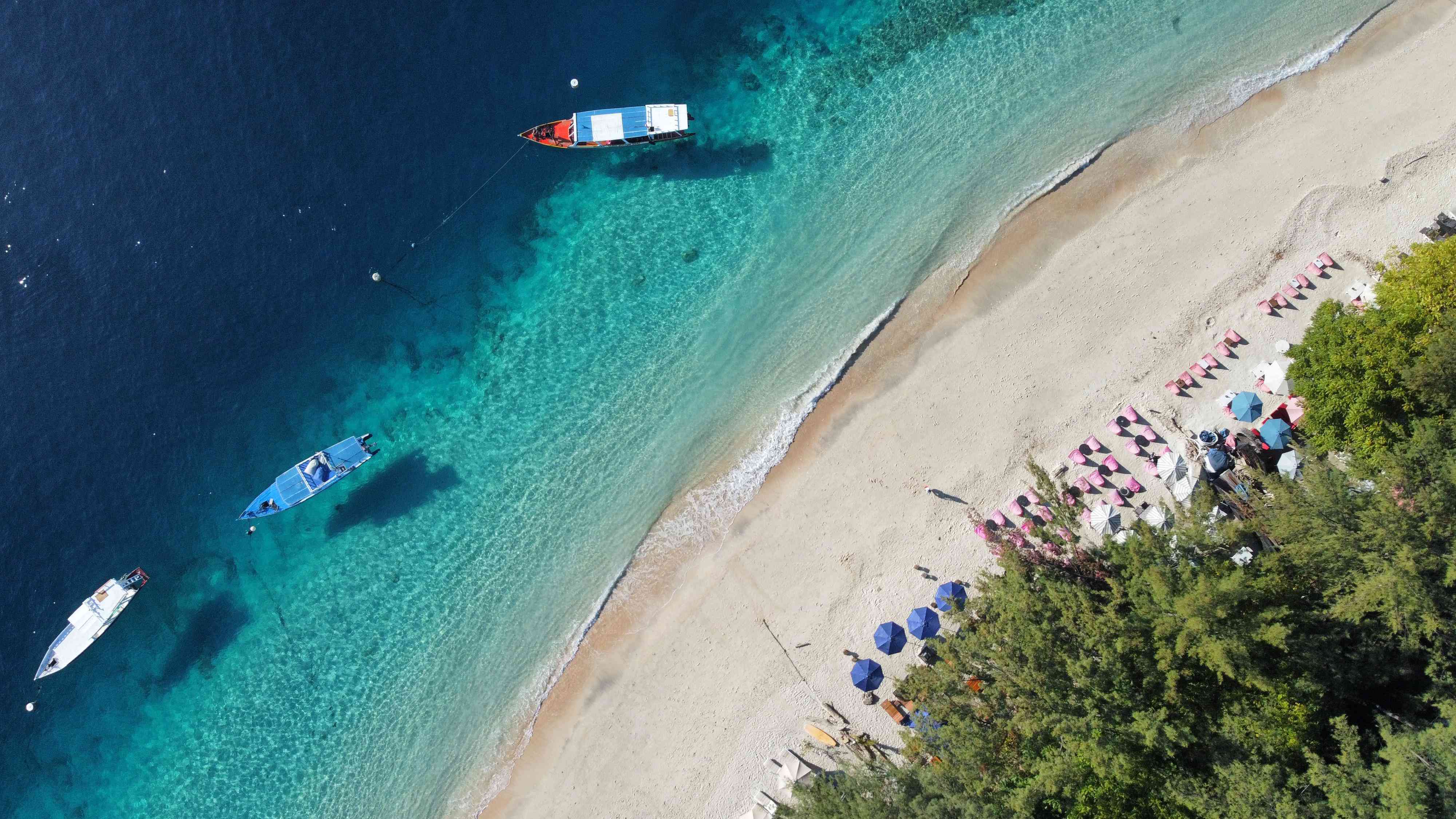 PESONA GILI: Gili Trawangan telah lama menjadi destinasi wisata favorit, bagi pelancong lokal maupun mancanegara. Keindahan alamnya tak lekang oleh waktu, meski kawasan itu terus diwarnai persoalan.