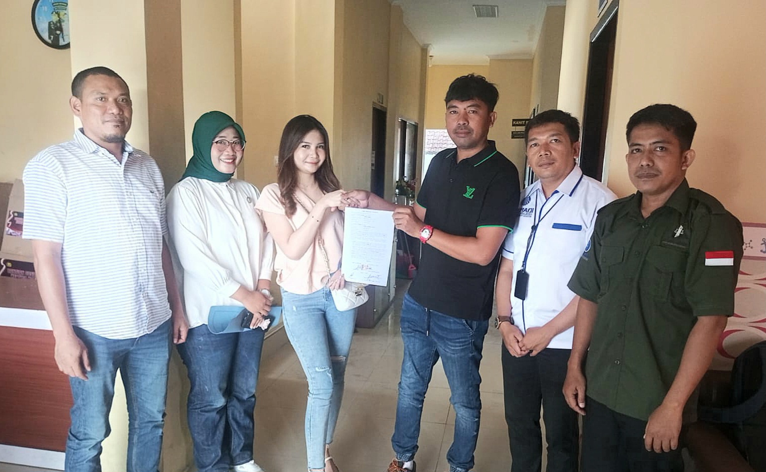 Selebgram Dwita Qorina dan mantan suaminya Abdul Hamid menunjukan surat perdamaian di Polresta Mataram.