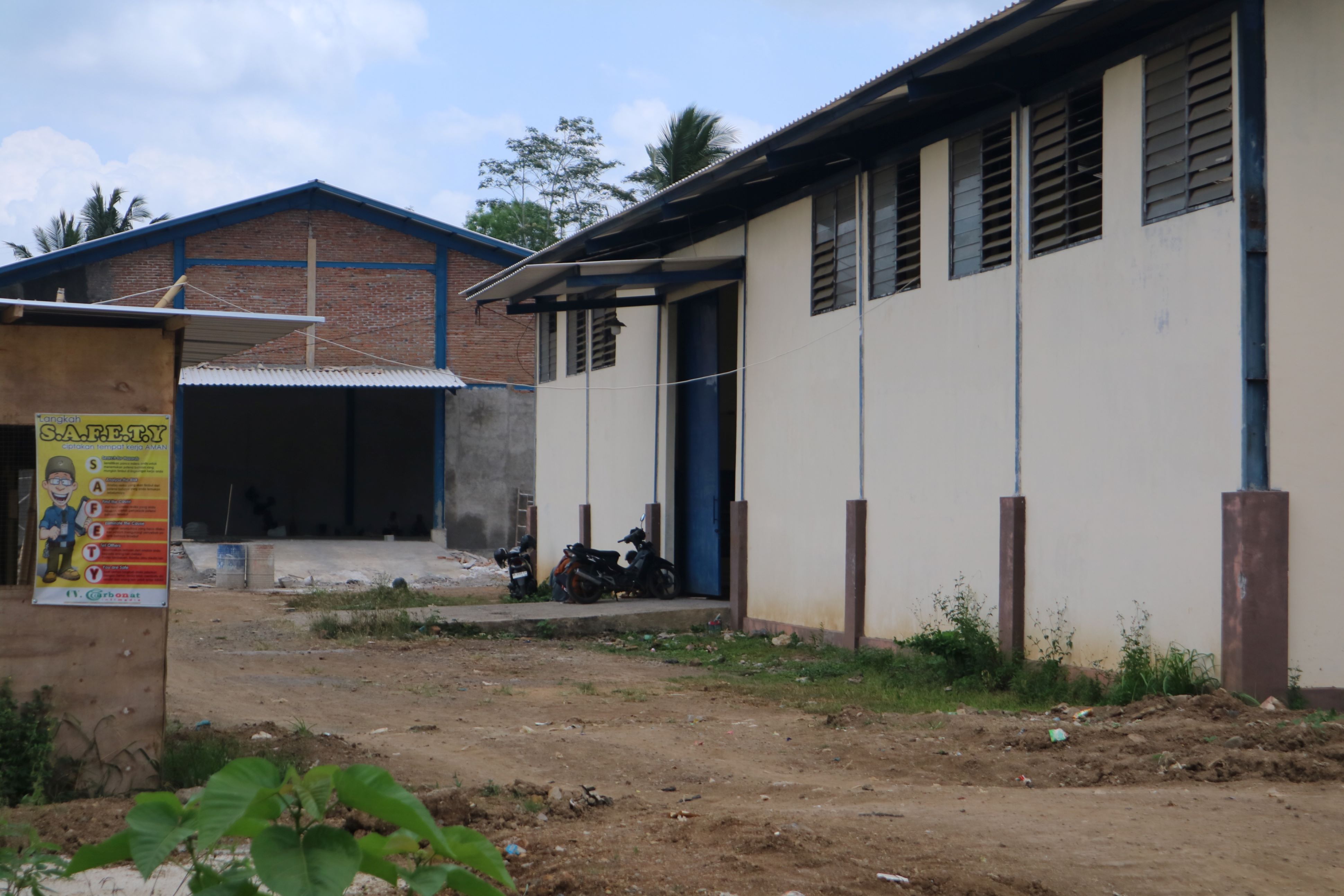 LANJUT PEMBANGUNAN: Tampak sejumlah penambahan gedung dibangun di area Sentra Industri Hasil Tembakau (SIHT) di Desa Barabali, Kecamatan Batukliang, Loteng, Kamis (24/10).