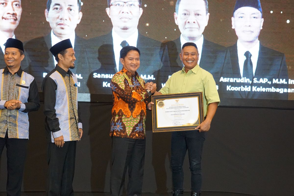 Direktur Utama RSUD Provinsi NTB dr HL Herman Mahaputra saat menerima penghargaan peringkat pertama Anugerah Keterbukaan Informasi Publik tahun 2024.