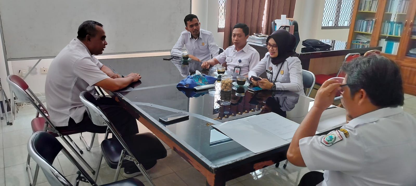 DISKUSI: Tim Kanwil Kemenkumham NTB mengunjungi bagian hukum Setda Kabupaten Sumbawa Barat, Rabu (23/10).