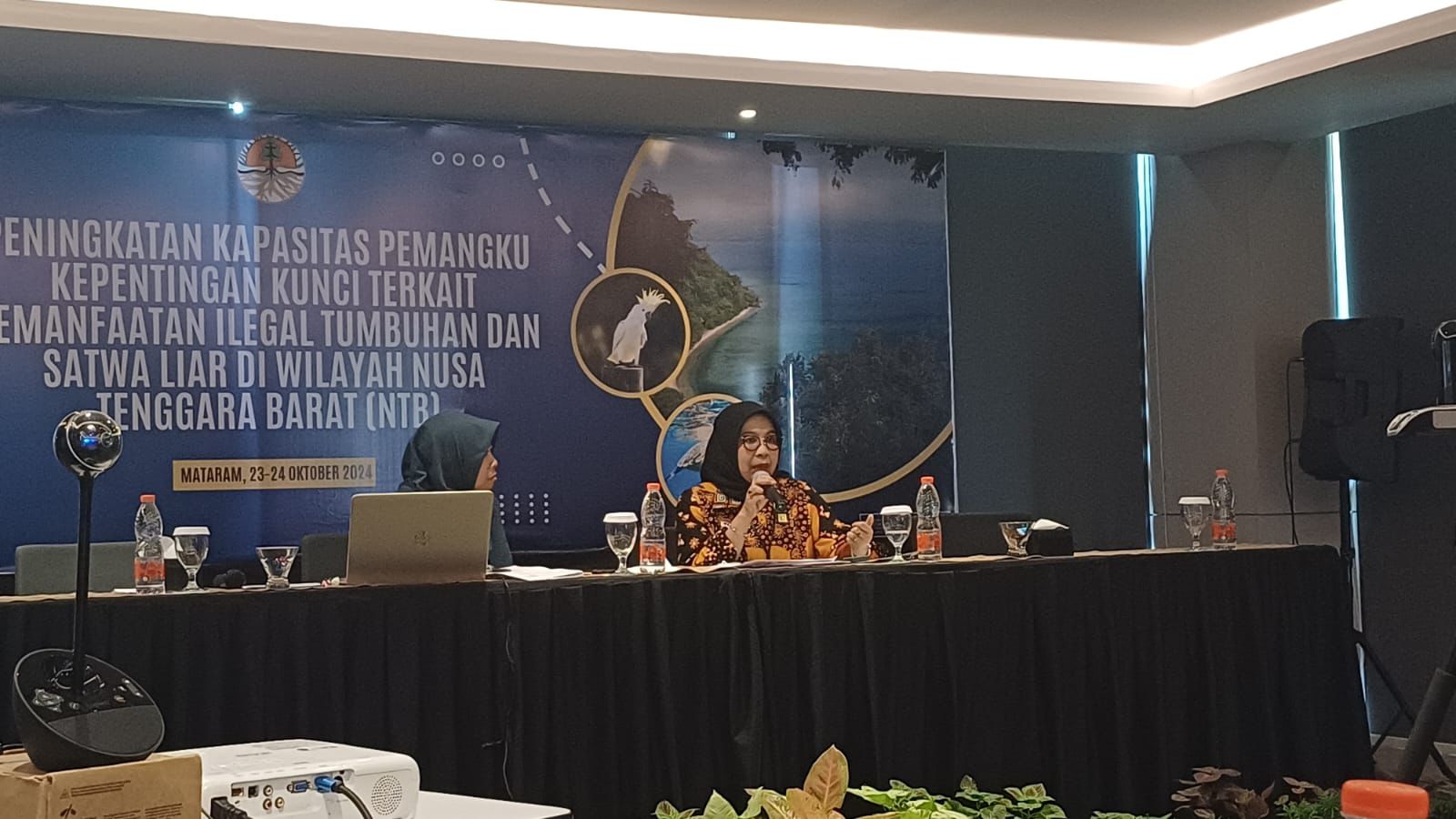 PEMAPARAN: Kepala Divisi Pelayanan Hukum dan HAM Kanwil Kemenkumham NTB Farida menjadi narasumber di kegiatan  Balai Konservasi Sumber Daya Alam (BKSDA) NTB di Hotel Prime Park, Kamis (24/10).