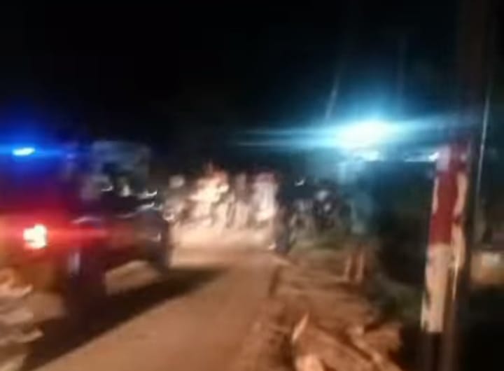 BENTROK: Tangkapan layar bentrokan warga Desa Cenggu versus Desa Runggu Kecamatan Belo, Kabupaten Bima pecah, Kamis malam (24/10).