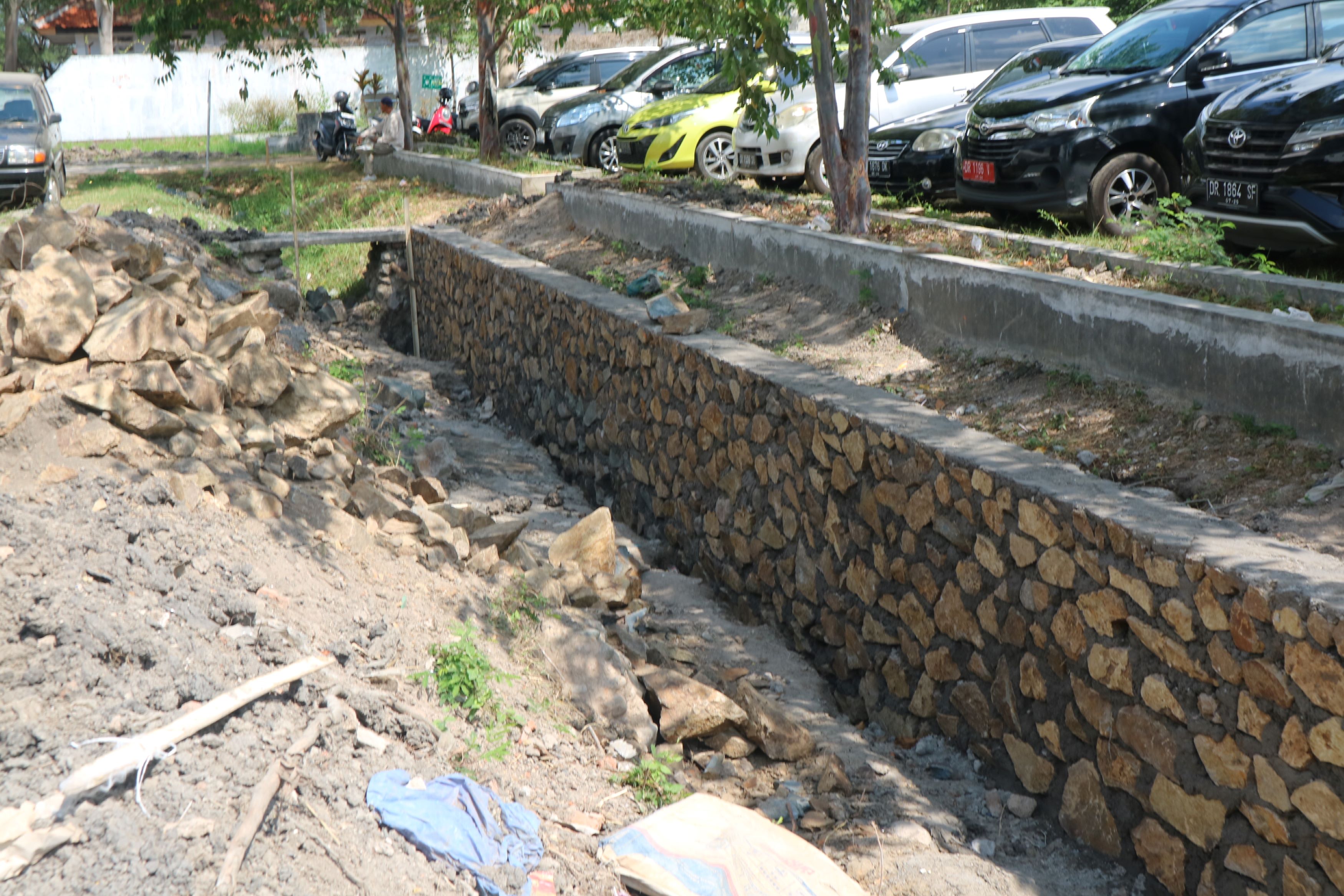 PERBAIKAN: Dinas PUPR Loteng memperbaiki saluran drainase, pertamanan hingga penyediaan lapak bagi UMKM di area kantor bupati, Jumat (25/10).