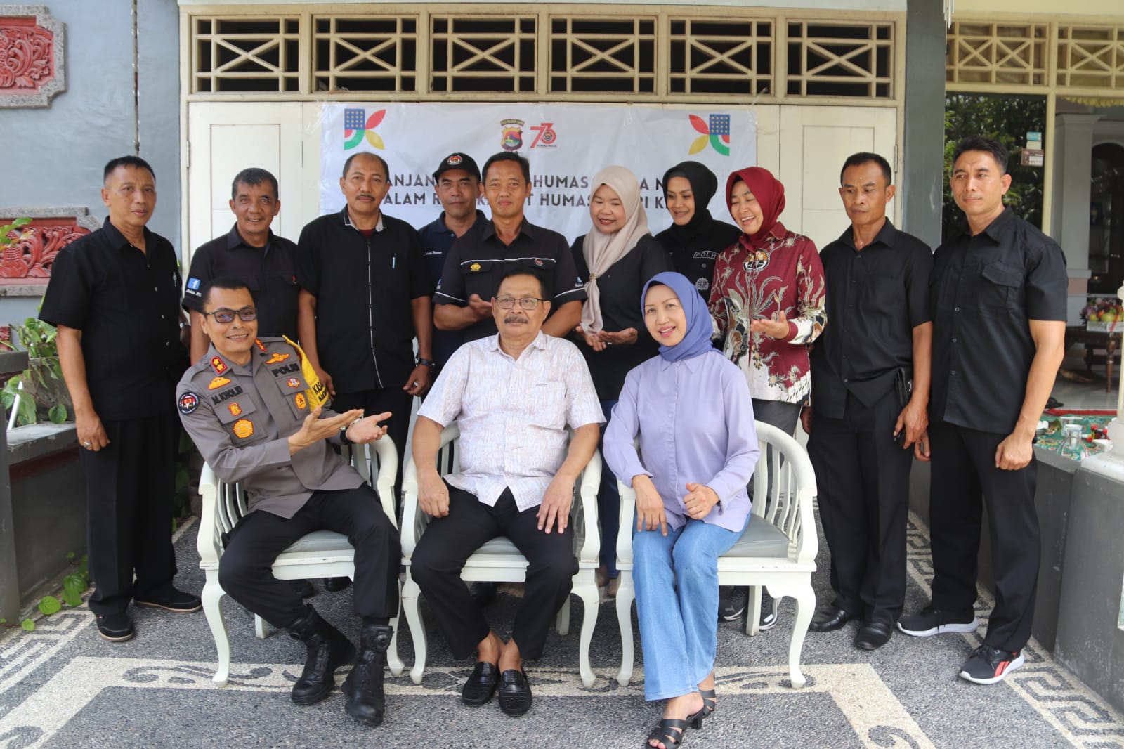 Kabid Humas Polda NTB AKBP Mohammad Kholid (duduk/kiri) bersama tim saat melakukan kunjungan ke kediaman AKBP (Purn) Tribudi Pangastuti (duduk/kanan)