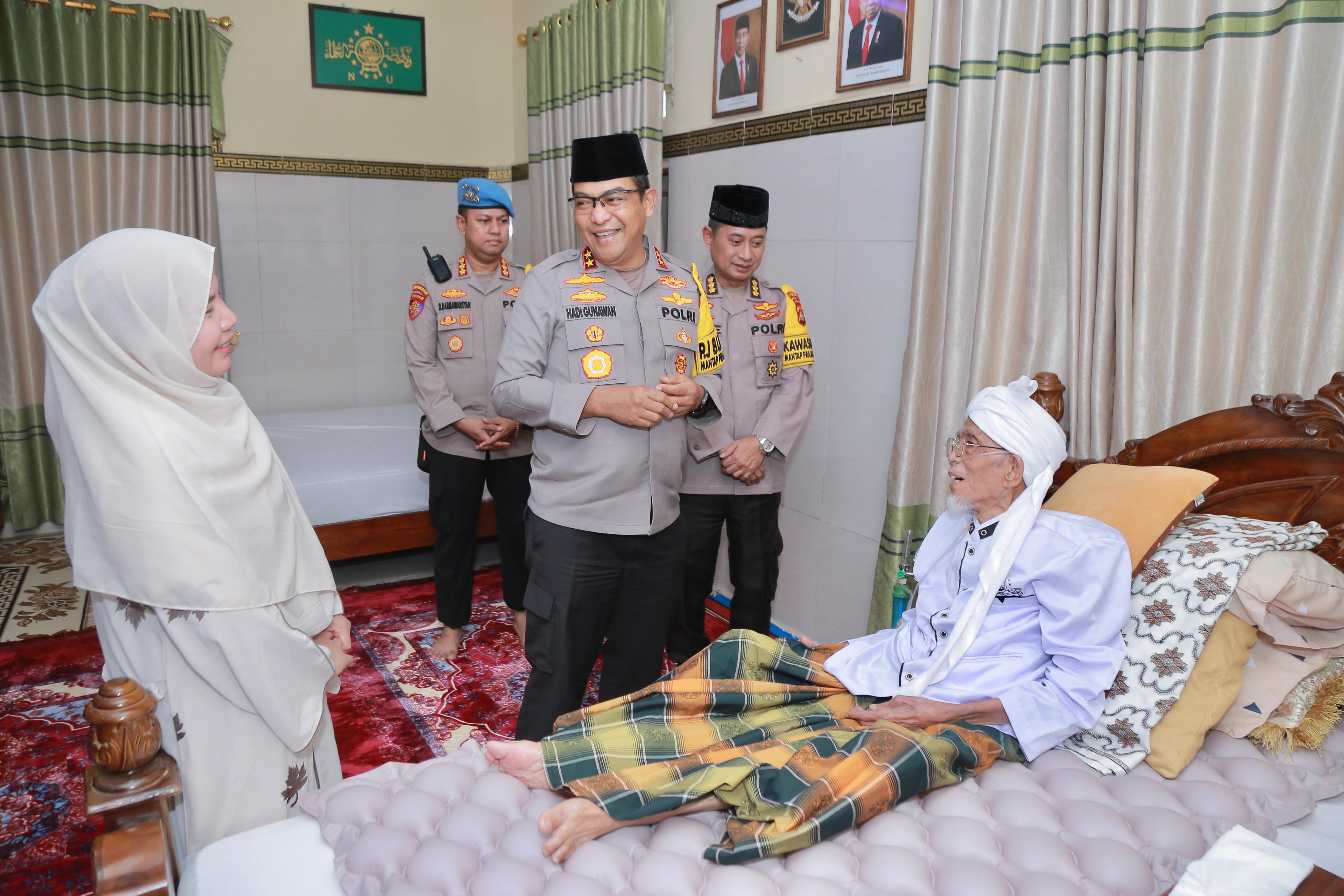 SOWAN: Kapolda NTB Irjen Pol Hadi Gunawan saat mengunjungi TGH Lalu Turmudzi Badaruddin, Kamis (24/10).