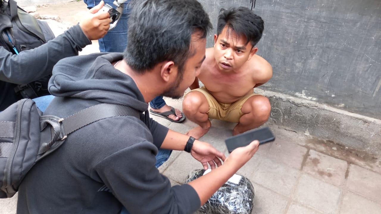 TERTANGKAP BASAH: Pelaku HS, 30 tahun, warga Kelurahan Karang Taliwang diamankan anggota Satresnarkoba Polresta Mataram, Jumat (25/10).