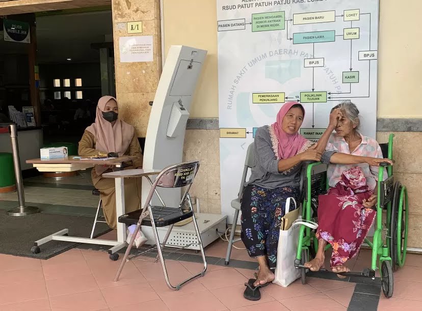 MENUNGGU: Pasien yang sedang menunggu pemeriksaan poli umum di RS Patut Patuh Patju, beberapa waktu lalu.