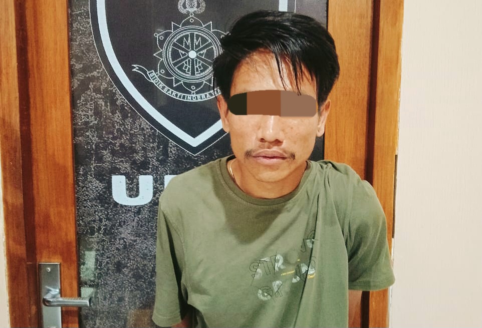 DIAMANKAN: Pelaku pencurian KR, 25 tahun, warga Ampenan diamankan di ruangan Satreskrim Polresta Mataram, kemarin.