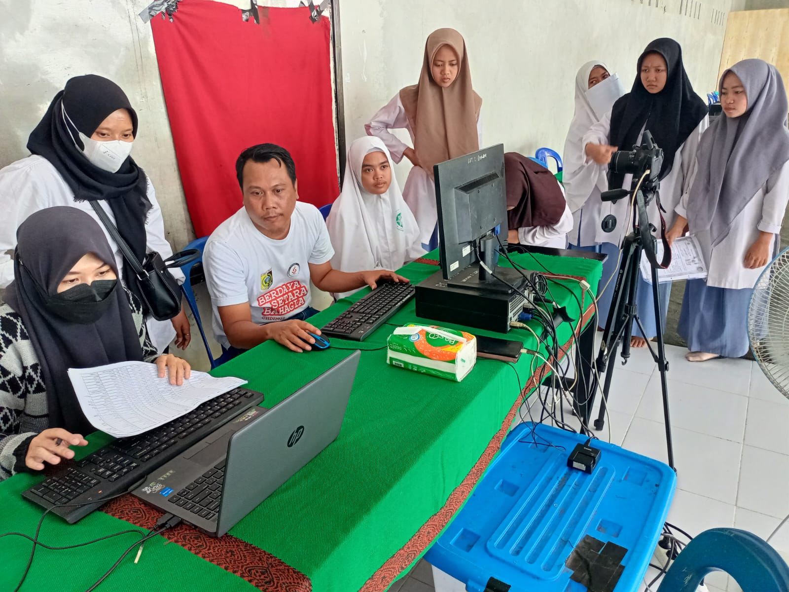 REKAM: Petugas Dinas Kependudukan dan Pencatatan Sipil (Disdukcapil) Lombok Timur (Lotim) saat melakukan perekaman e-KTP di Ponpes As-Sunnah Bagik Nyaka.