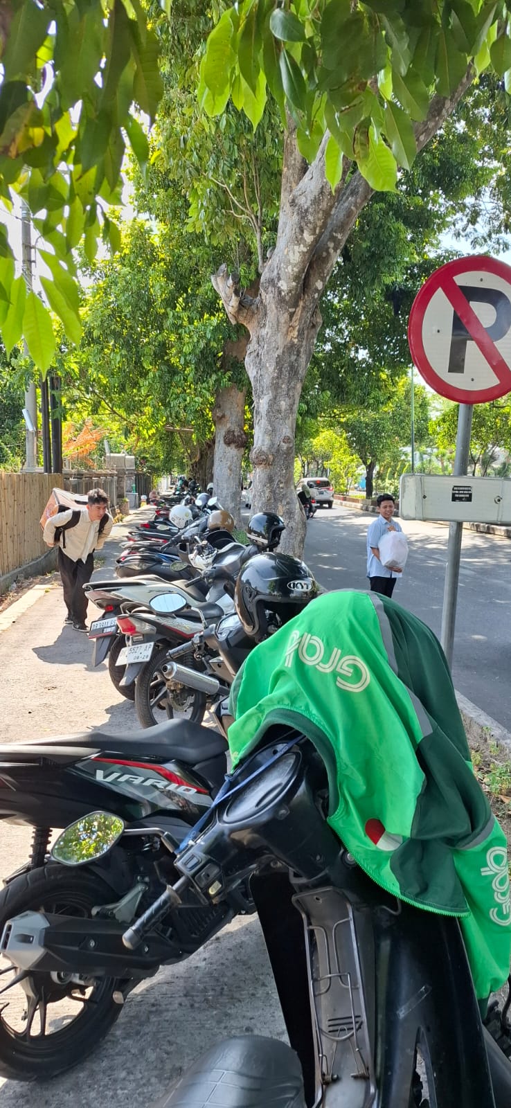 GANGGU PEJALAN KAKI: Puluhan kendaraan diparkir di atas trotoar Jalan Sriwijaya, kemarin. Kondisi ini mengganggu para pejalan kaki yang melintasi area itu.