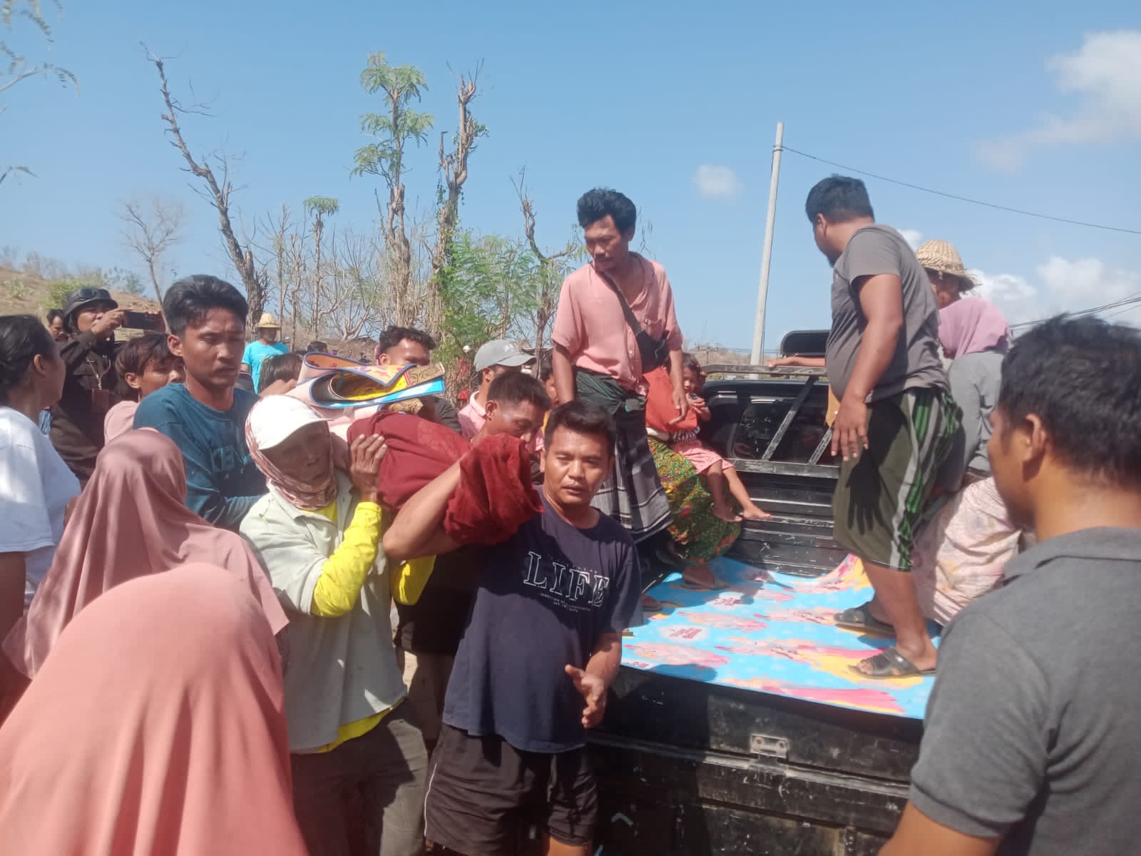 Warga Desa Mertak, Kecamatan Pujut mengevakuasi jenazah Maknun yang tewas terbakar si jago merah saat bakar lahan di Gunung Nandus.