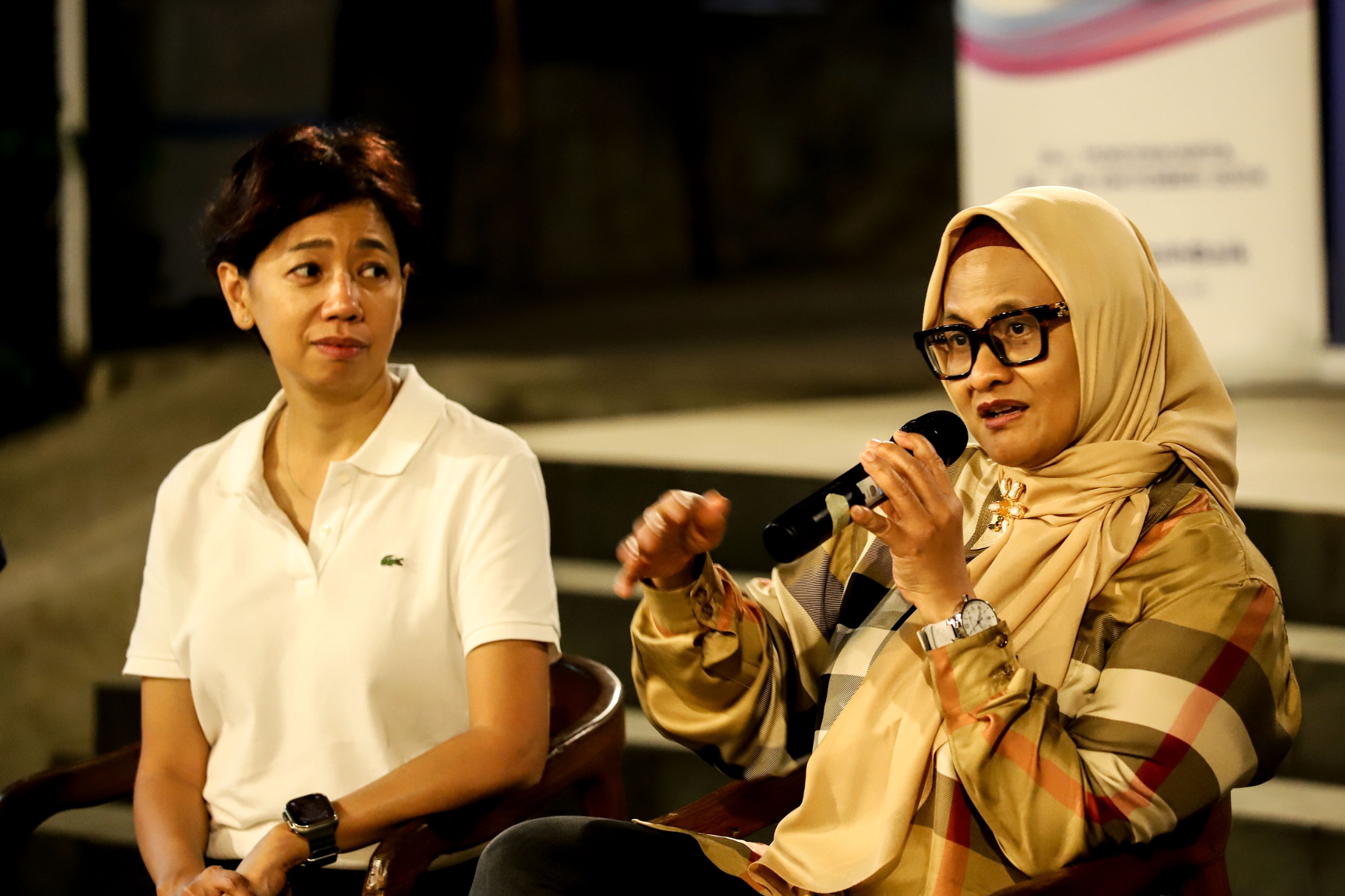 Direktur & Chief Enterprise Business and Corporate Affairs Officer Yessie D. Yosetya (kiri) dan Presiden Direktur & CEO XL Axiata Dian Siswarini (kanan).