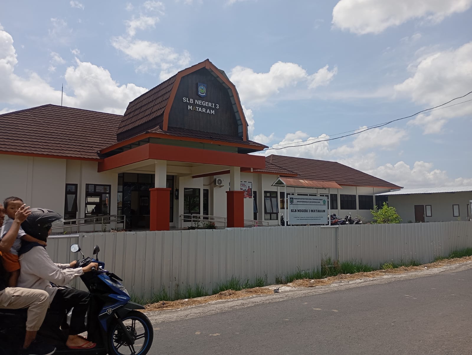 SEKOLAH KEBANGGAAN: Seorang pengendara melintas di depan SLBN 3 Mataram, Kamis (24/10) lalu.