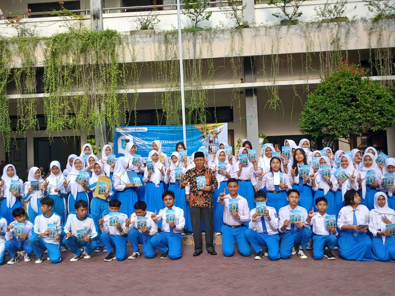 MEMBANGGAKAN: Kepala SMPN 6 Mataram H Sibawaih bersama siswa yang menulis buku puisi ber-ISBN di sekolah setempat, Kamis (24/10) lalu.