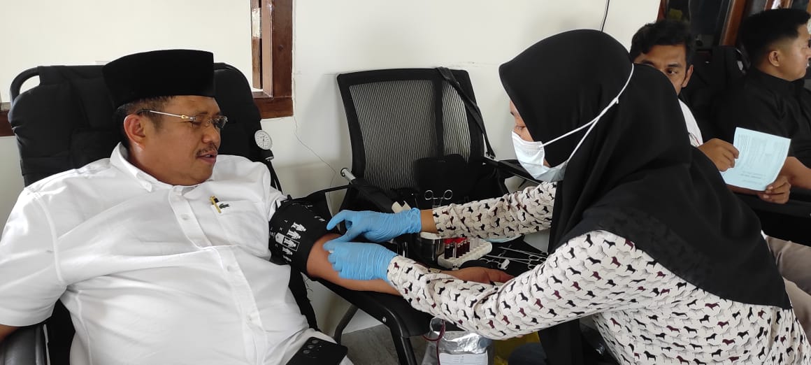 Ist/  DONOR : Calon Bupati Lombok Barat H. Lalu Ahmad Zaini (LAZ) ikut mendonorkan darahnya saat acara amal donor darah di markas LazAdha.